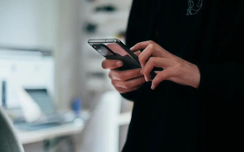 Una persona consulta su teléfono móvil