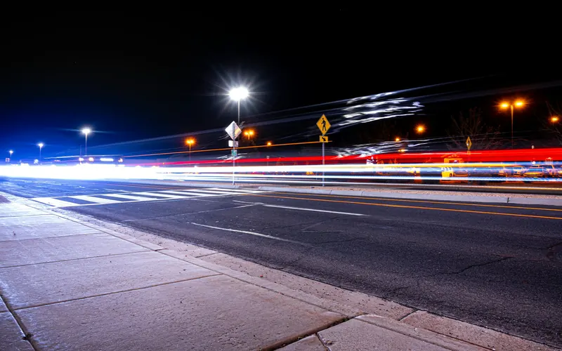 Estelas de luz de los coches en una calle por la noche